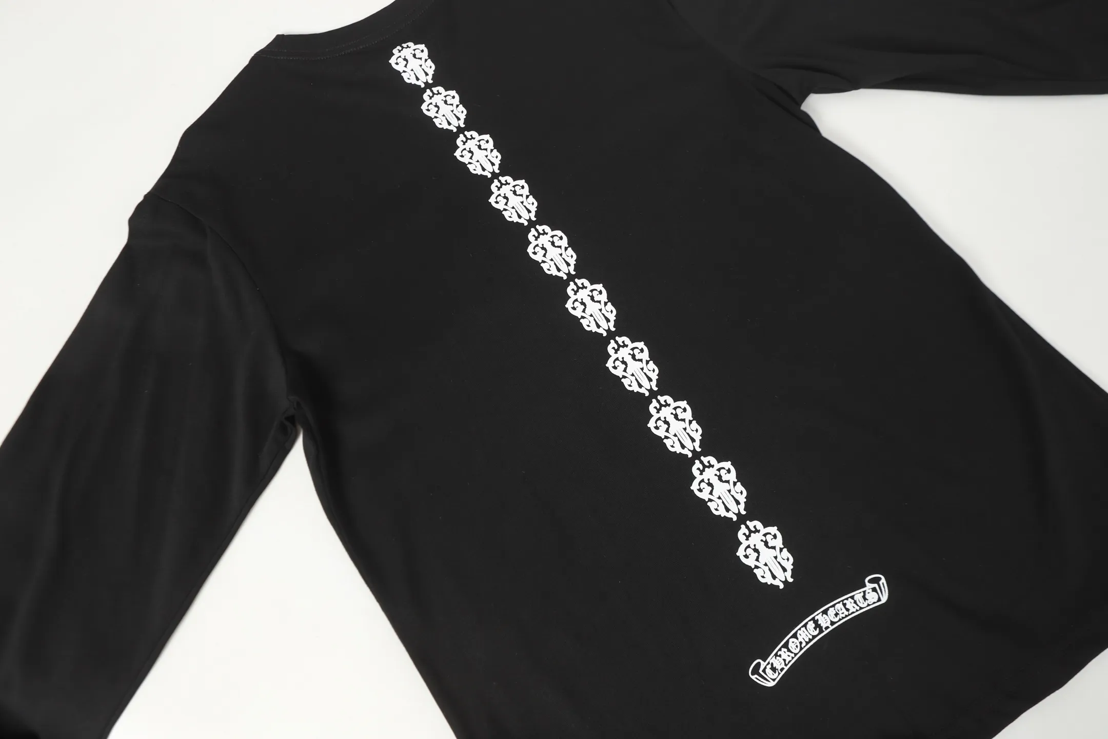 P150 Cross-border model, please do not place an order if you are looking for quality -Chrome Hearts/Chrome Hearts Sanskrit printed popular long-sleeved T-shirt -High weight, high density and high quality. The wool is soft, delicate and skin-friendly. Soft and silky to the touch. Excellent warmth and skin-friendly properties. -Customized weaving and dyeing, no color difference, regardless of fabric or workmanship details. Comparing the ordinary version on the market -Colour: black white -Size: S M L XL